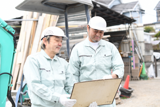 作業内容の確認をする作業員